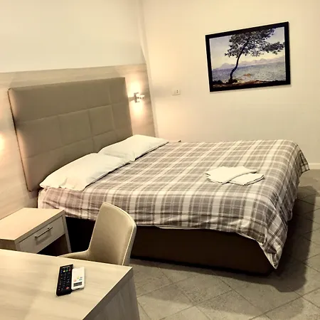 Academy 3* فيوميتشينو