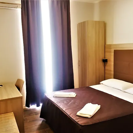 فندق Academy 3*