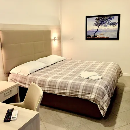 Academy فندق